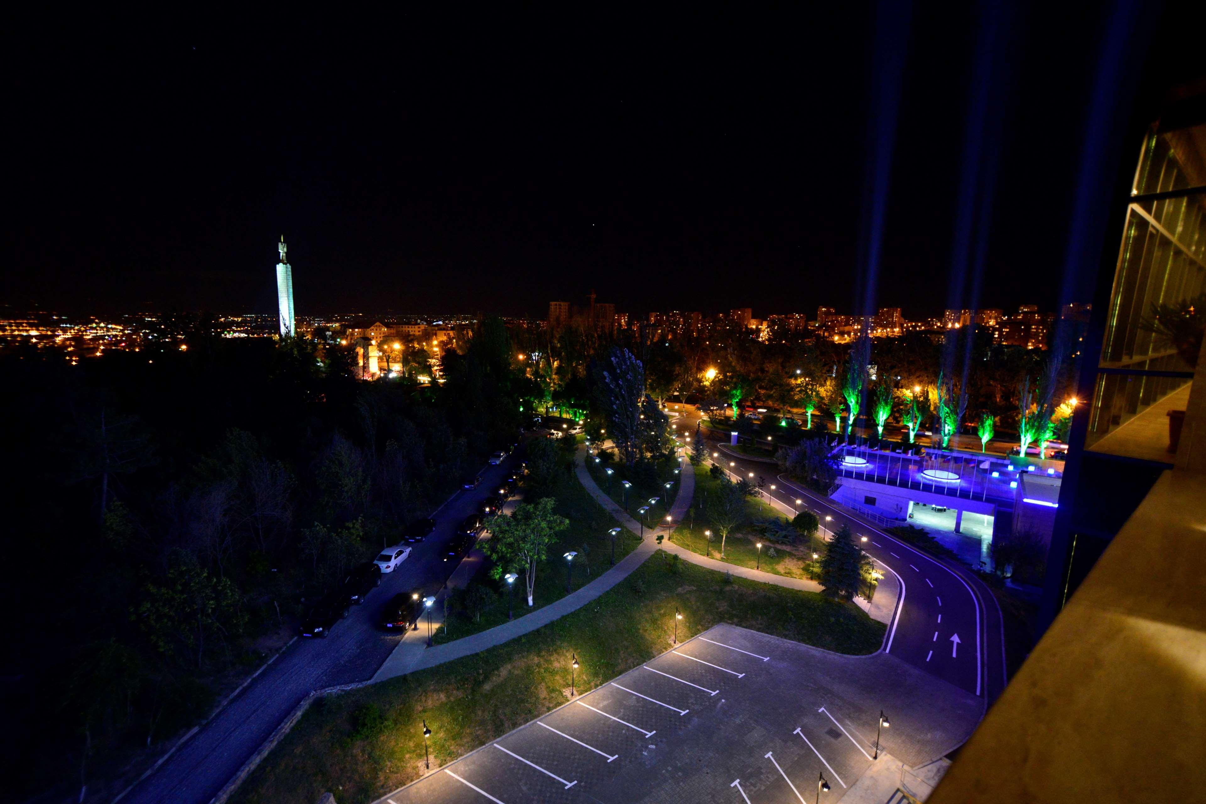 Radisson Blu Hotel Ereván Exterior foto The park at night