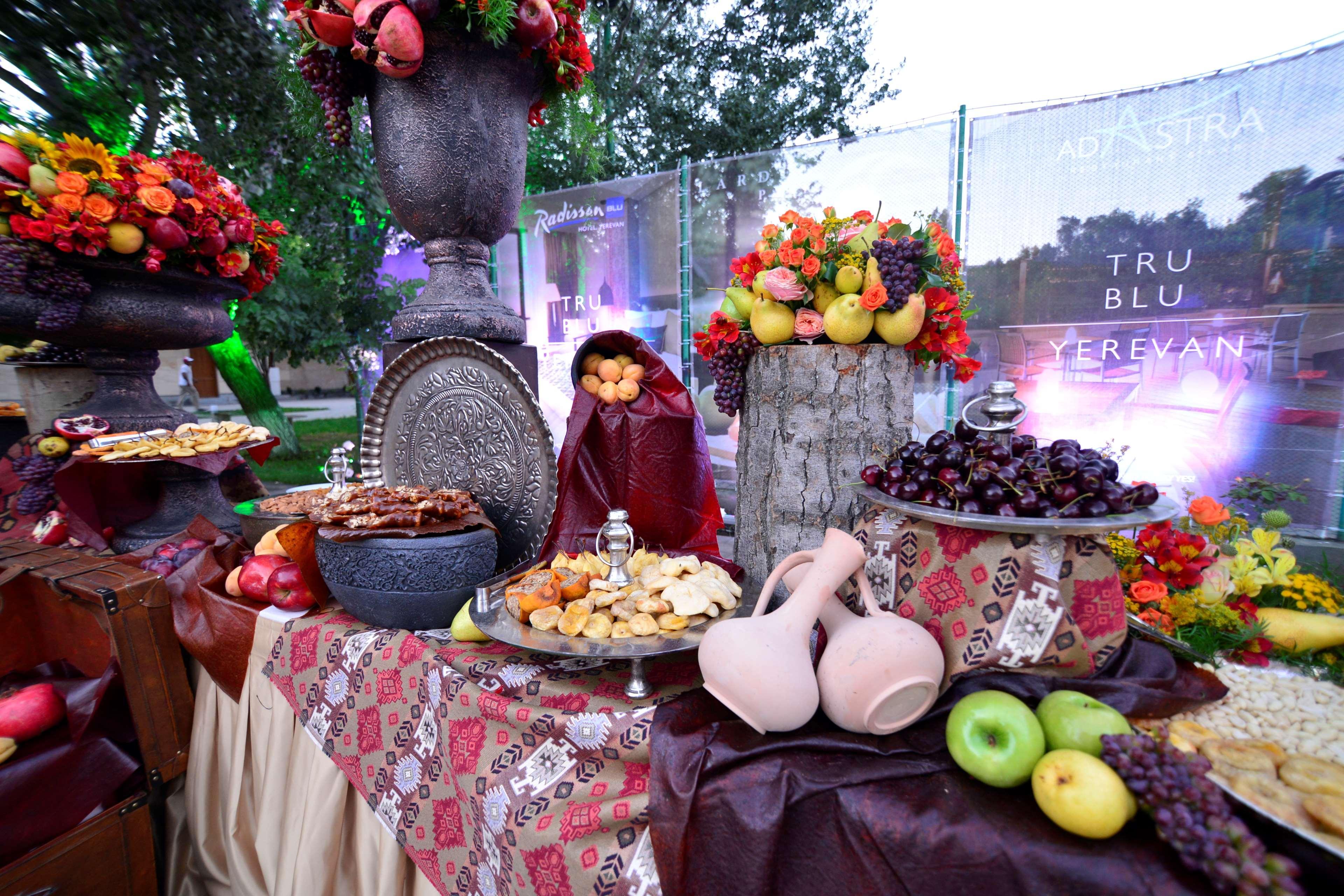 Radisson Blu Hotel Ereván Exterior foto A traditional Armenian table with fruit and wine