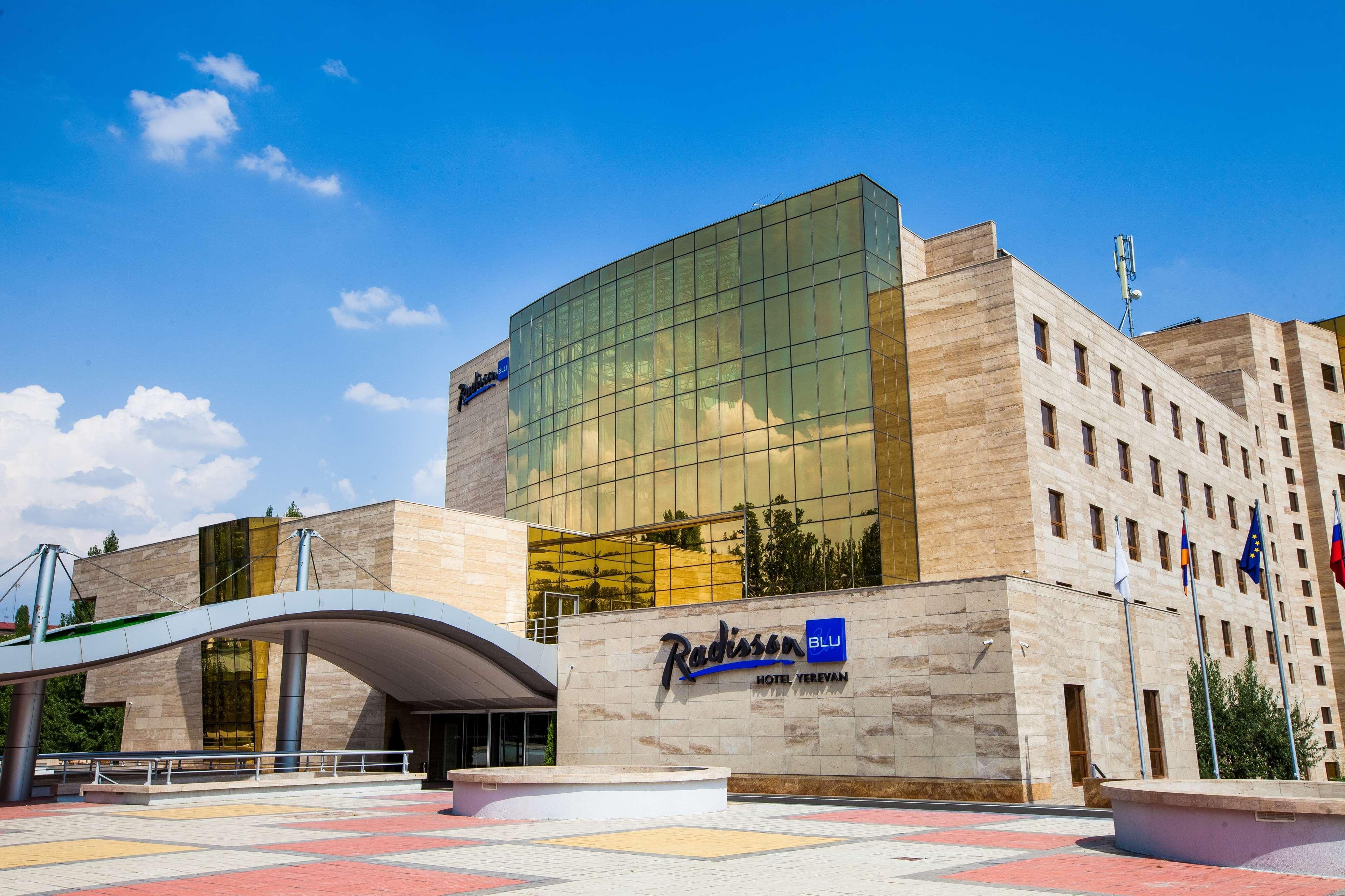 Radisson Blu Hotel Ereván Exterior foto The Radisson Blu hotel in Yerevan