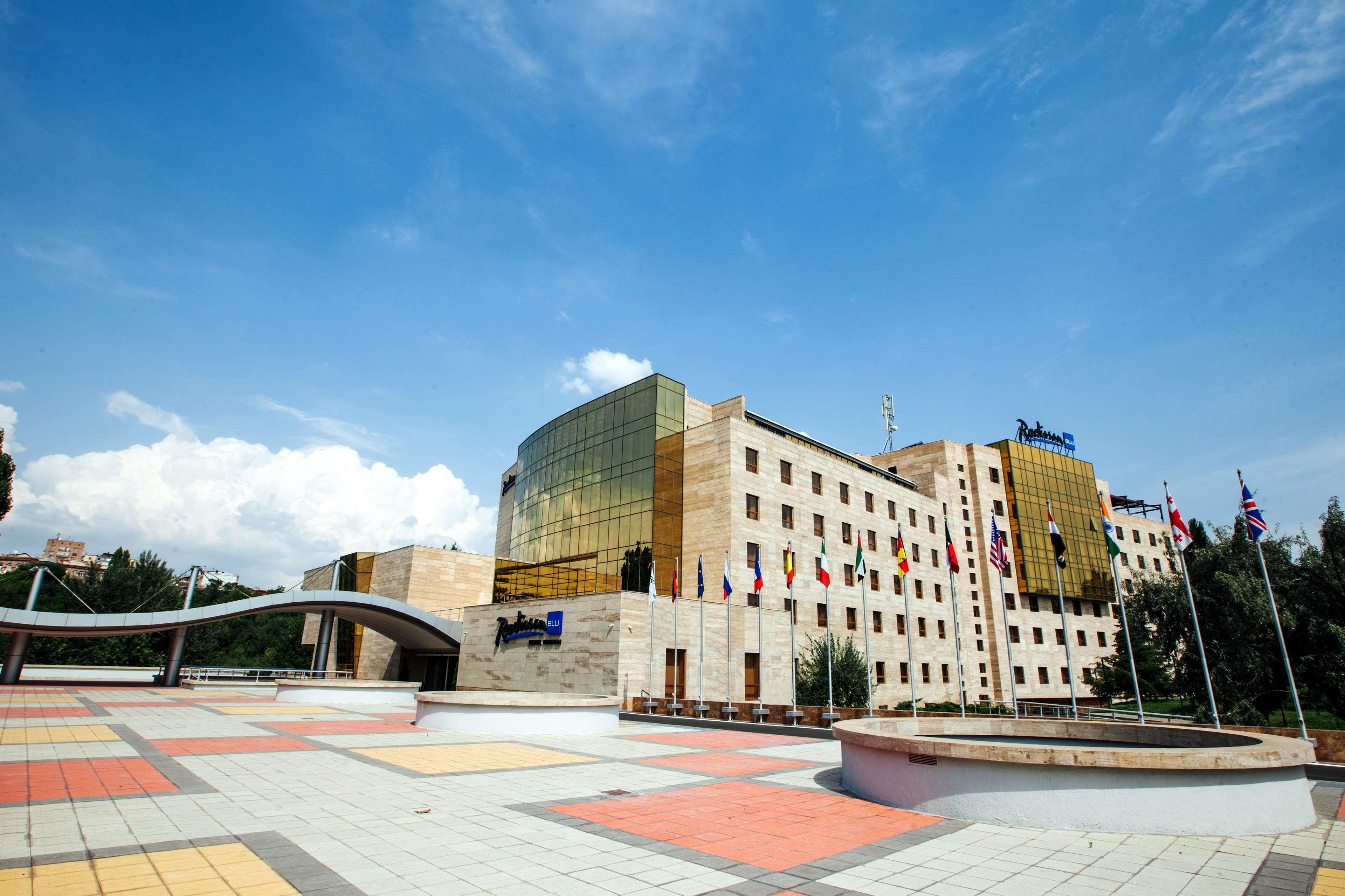 Radisson Blu Hotel Ereván Exterior foto The European University Viadana