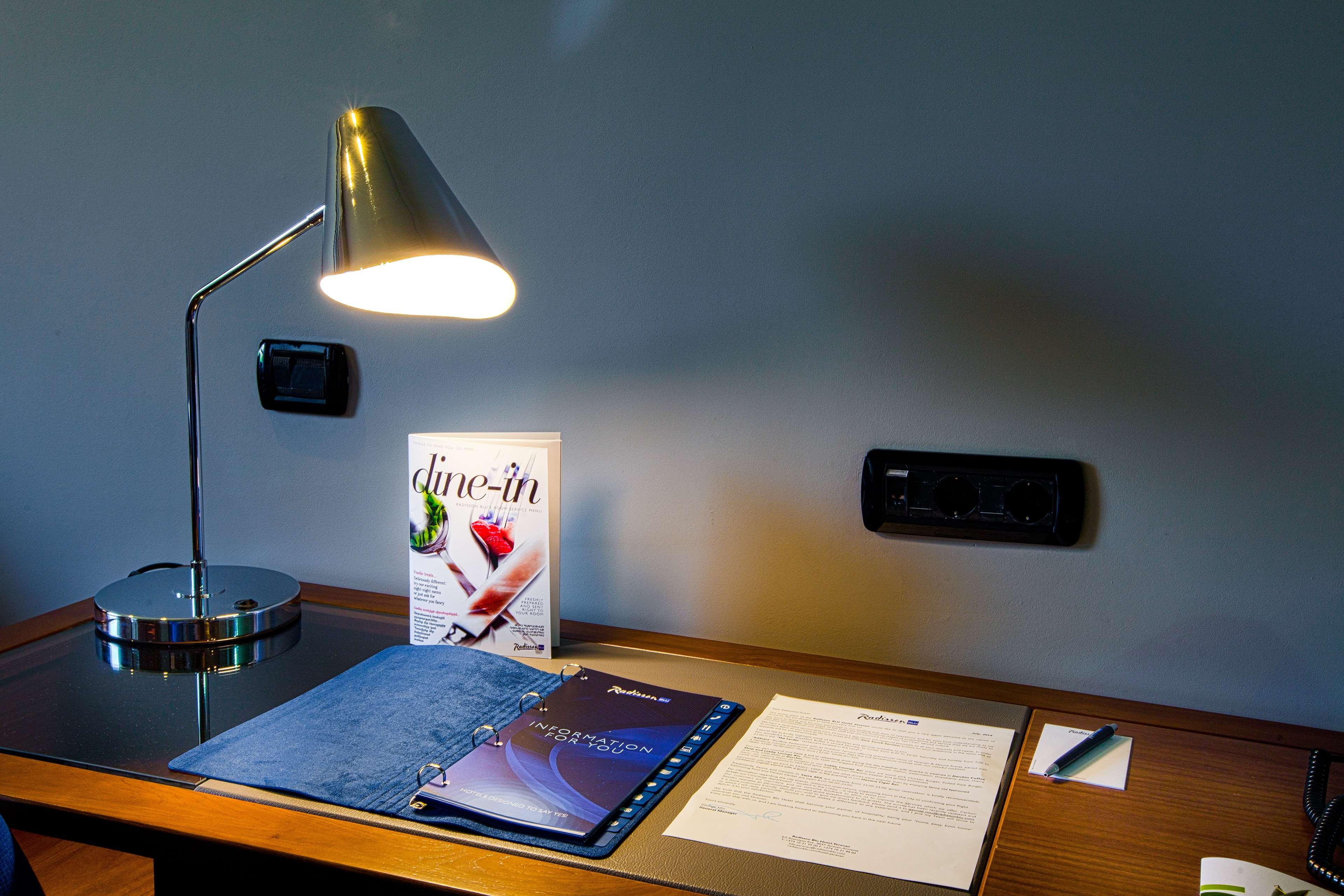 Radisson Blu Hotel Ereván Exterior foto A desk lamp