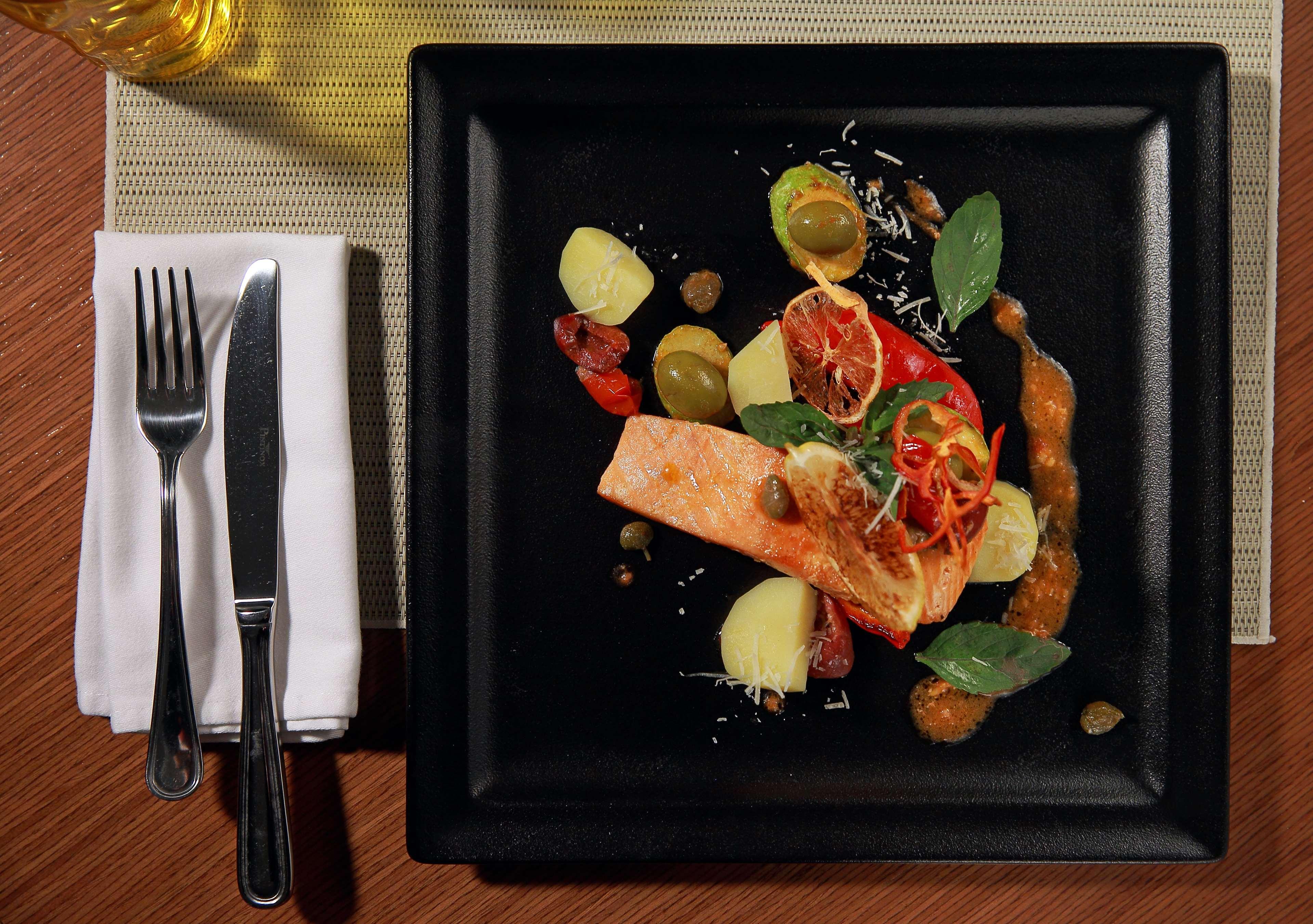 Radisson Blu Hotel Ereván Exterior foto A plate of food