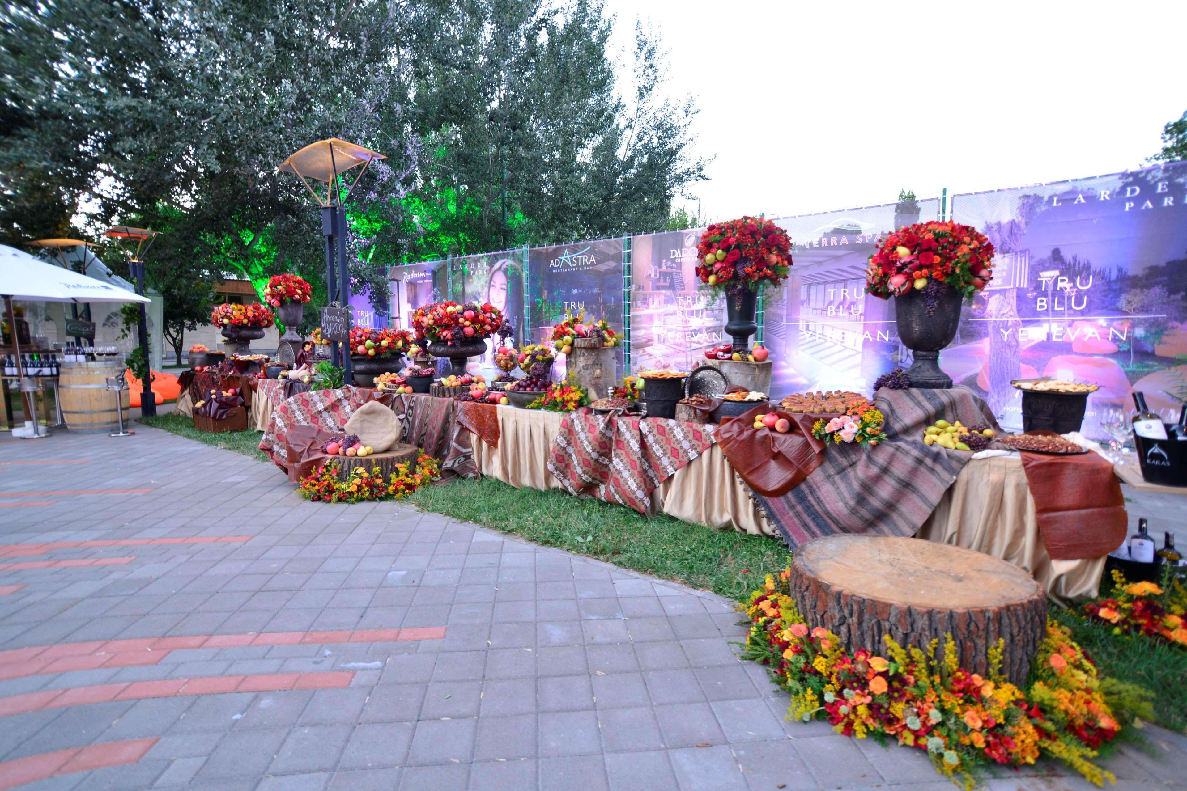 Radisson Blu Hotel Ereván Exterior foto A buffet at a wedding reception