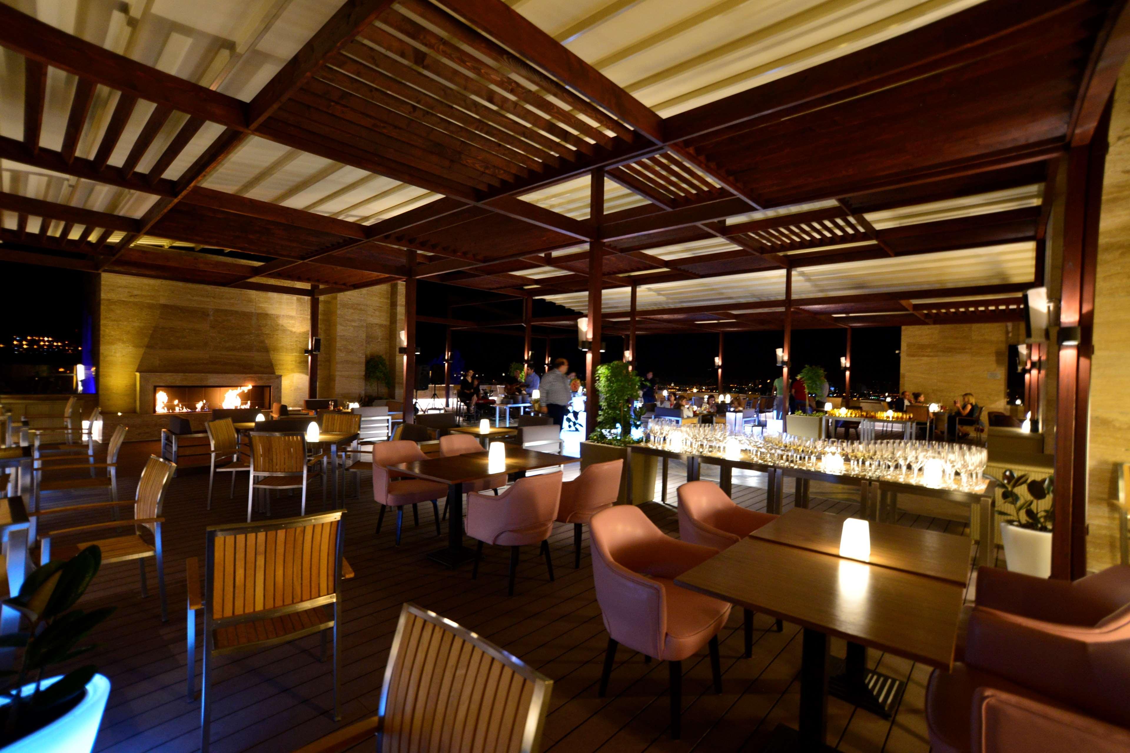 Radisson Blu Hotel Ereván Exterior foto The interior of the restaurant