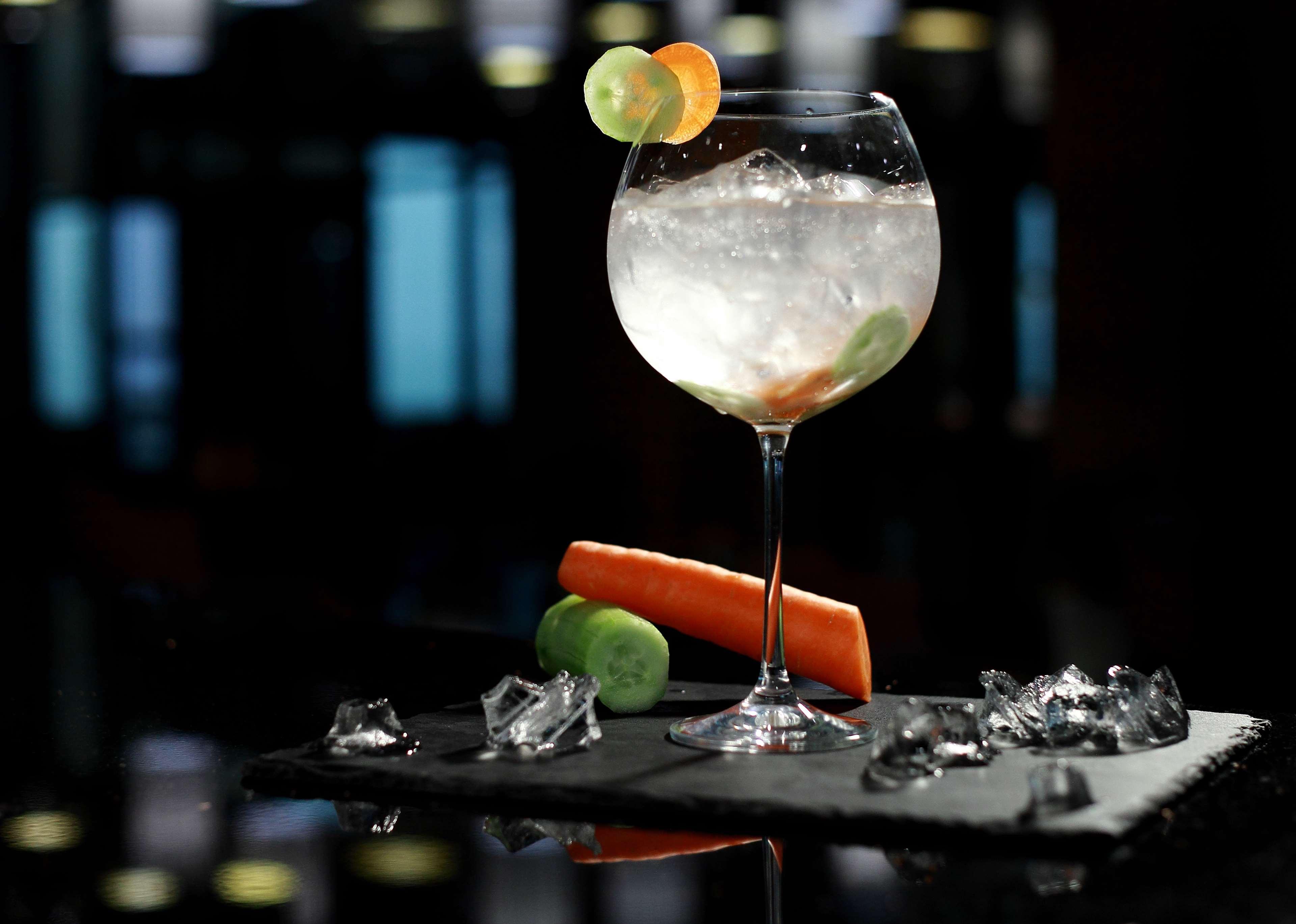 Radisson Blu Hotel Ereván Exterior foto A G&T served in a balloon glass