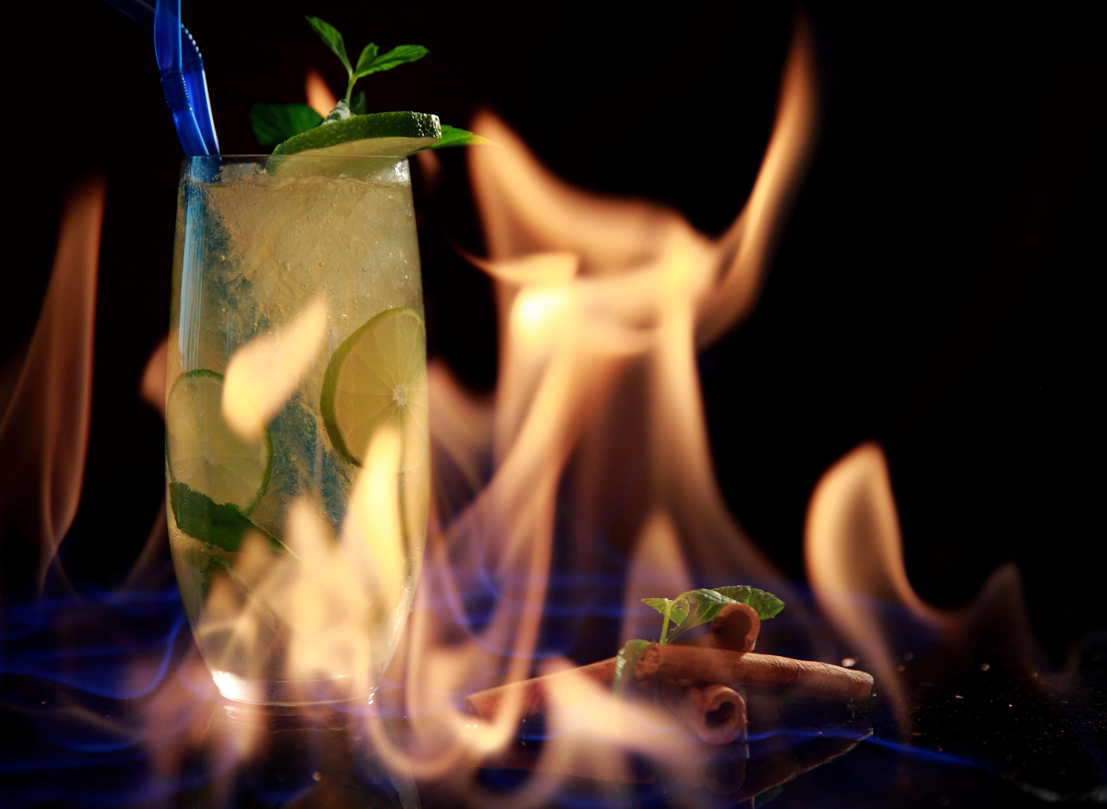Radisson Blu Hotel Ereván Exterior foto A flaming Mojito
